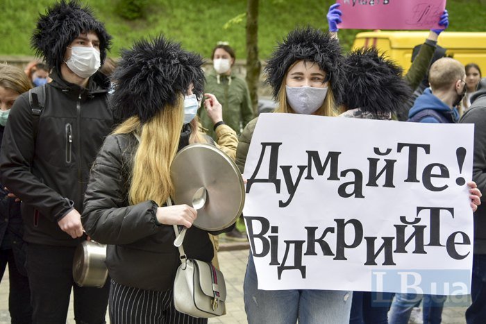 В Киеве под Кабмином предприниматели гремят посудой и требуют открыть рестораны 8