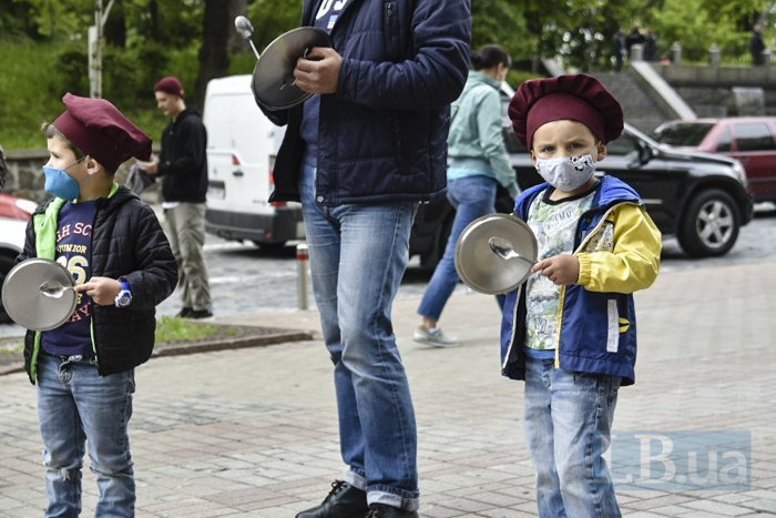 В Киеве под Кабмином предприниматели гремят посудой и требуют открыть рестораны 10