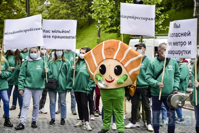 В Киеве под Кабмином предприниматели гремят посудой и требуют открыть рестораны 12