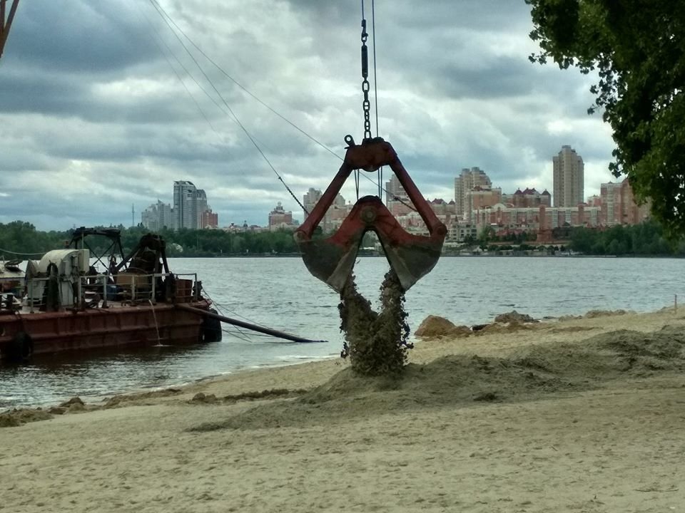 Коммунальщики обновляют песок на пляжах