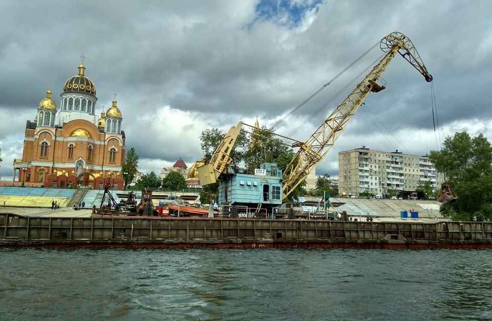 По заказу КП «Плесо» песок доставили двумя баржами