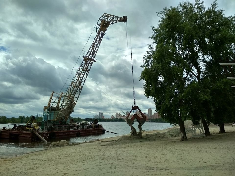 В ближайшие дни планируют обновить песок на пляжах Днепровского района
