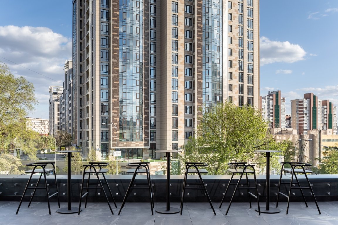 В хабе большая терраса и открытая крыша в 400 м2 с видом на Печерск
