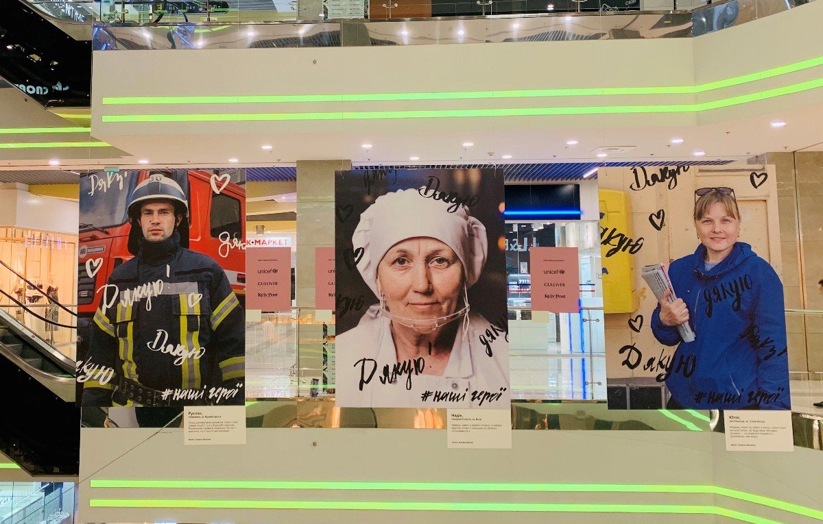 Выставка разместилась в центральном атриуме ТРЦ и на втором этаже.