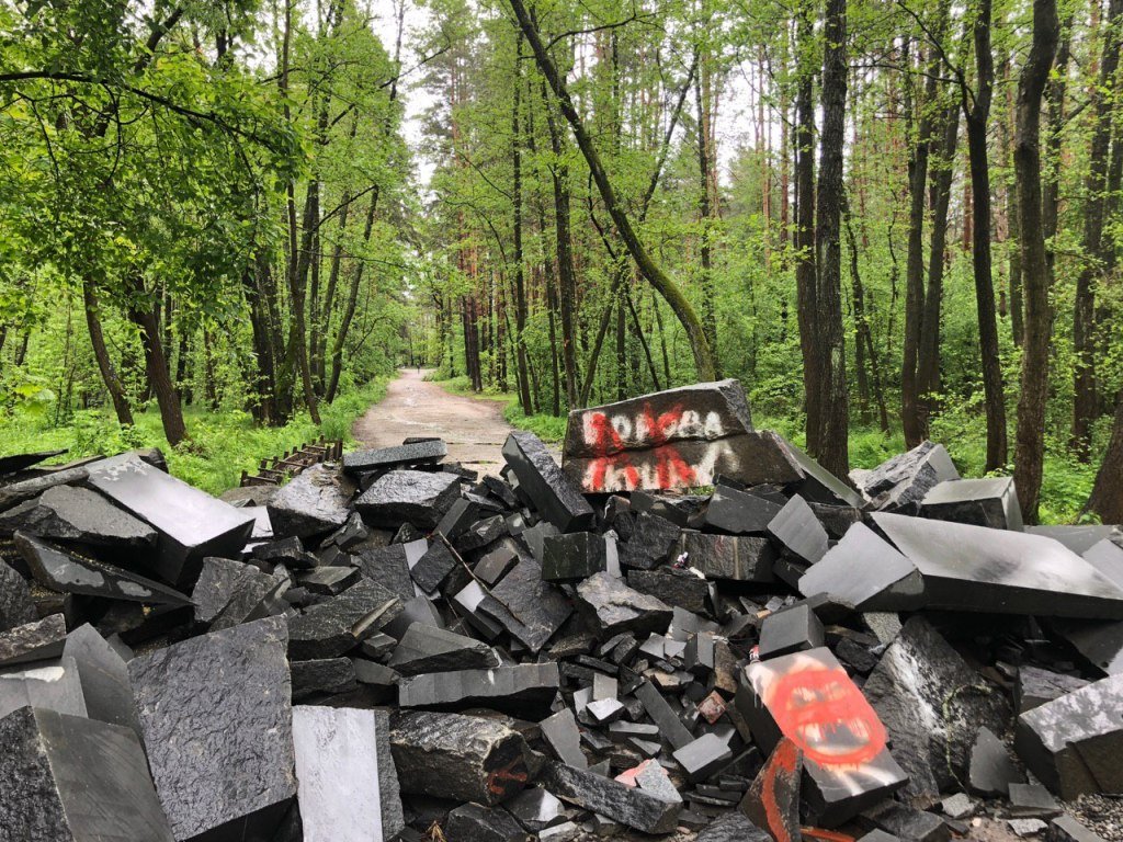 Но во время карантина его перекрыли грудой гранита