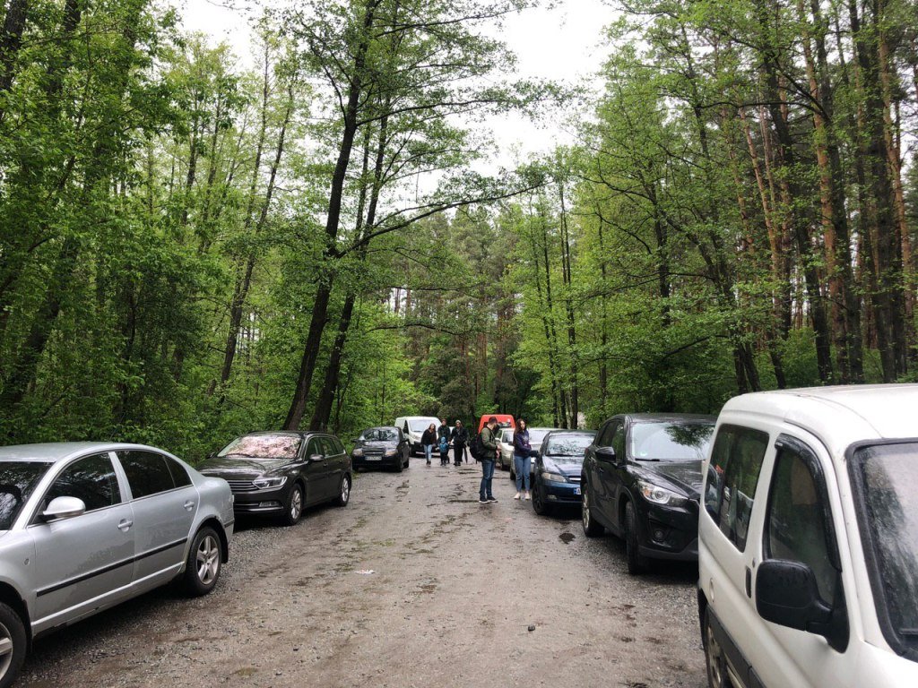 Теперь автомобили оставляют по дороге