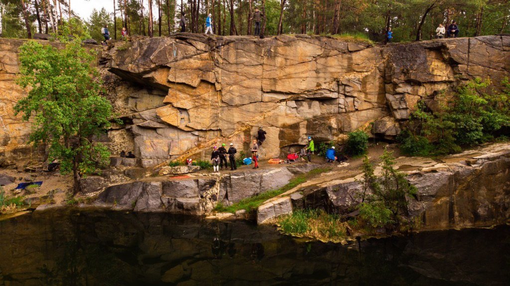 Альпинисты давно забили себе колышки и тренируются на территории не первый год