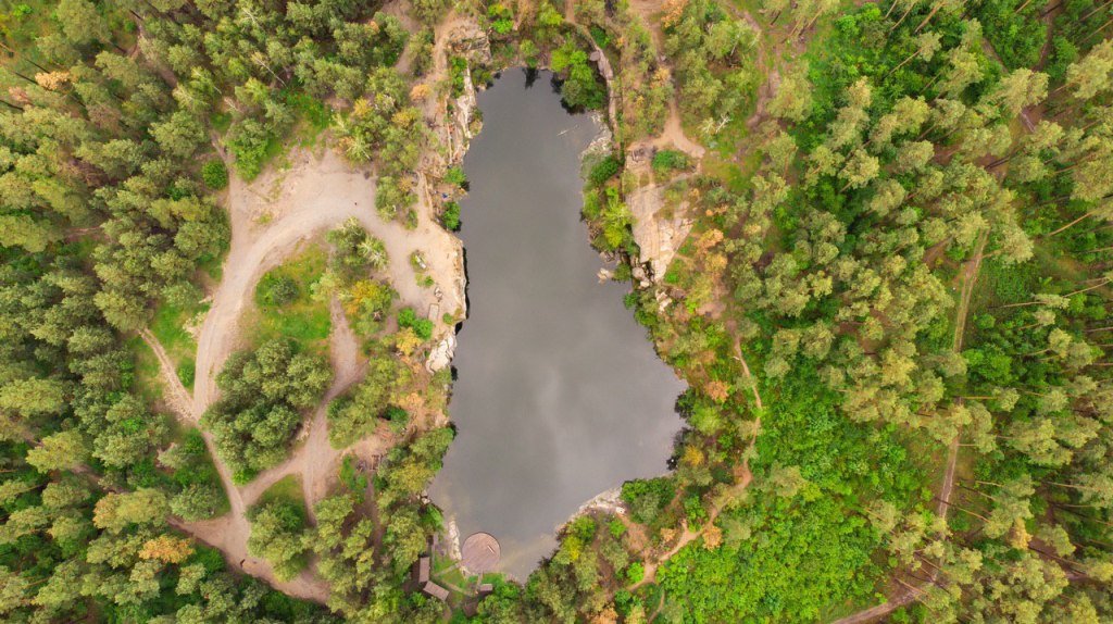 Самые популярные локации затоптаны, и по дороге можно увидеть - куда заезжали на машинах