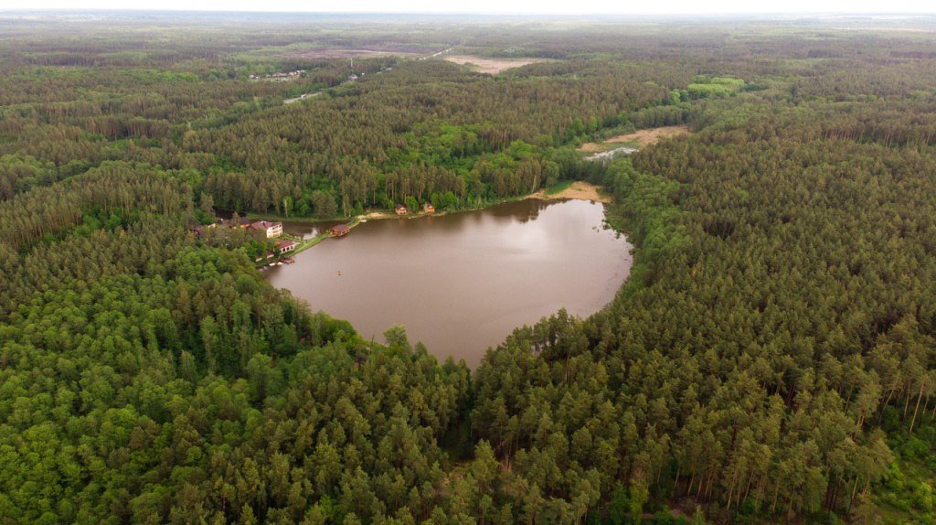 А вот и озеро, на берегу которого расположился отель - по дороге на каньон будет указатель
