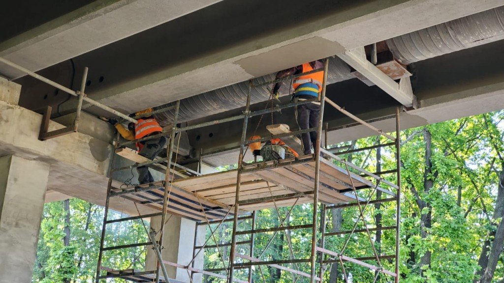 Работы на Борщаговском путепроводе продолжаются