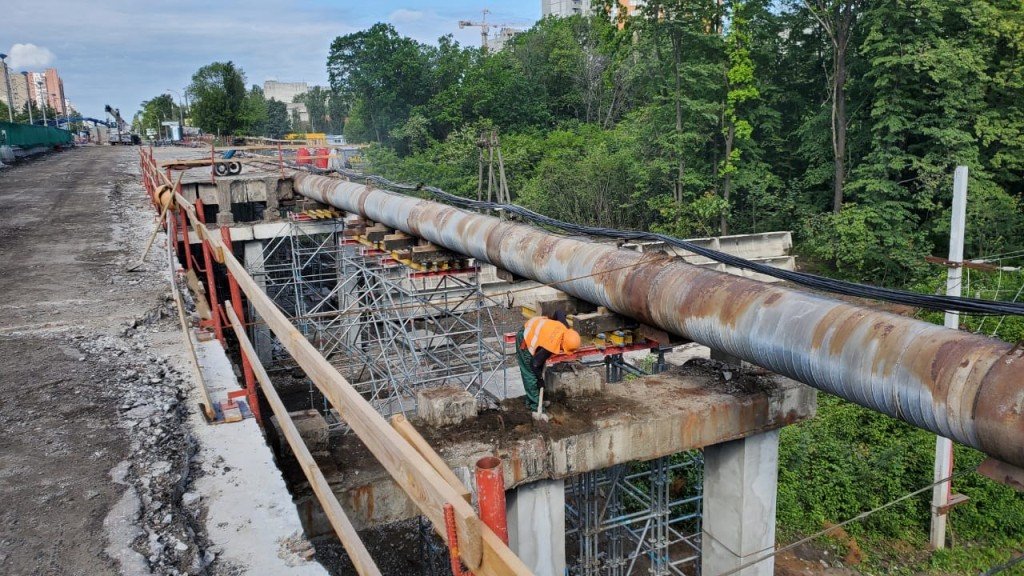Первые 7 балок в крайнем пролете Борщаговского путепровода заняли свое место