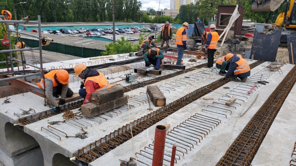 Монтируют опалубку для бетонирования элементов сооружения