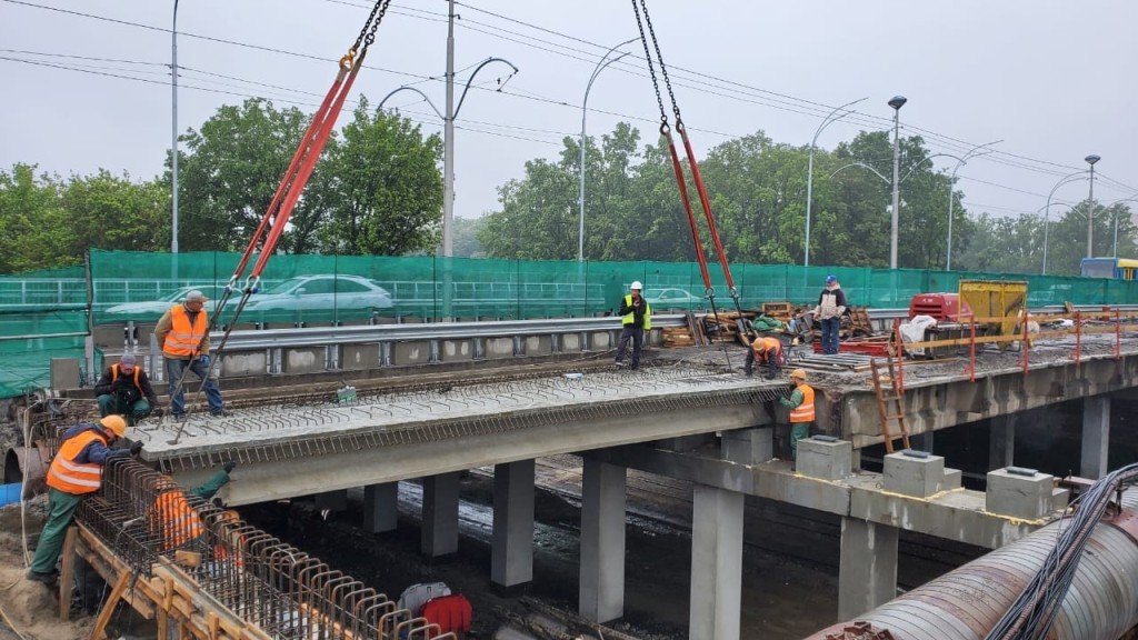 Завершить работы на части путепровода в сторону Борщаговки планируют до начала сентября