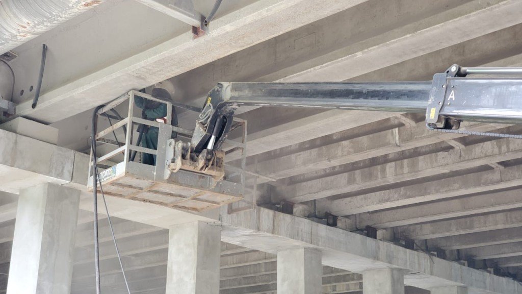 Ремонтируют и опоры сооружения