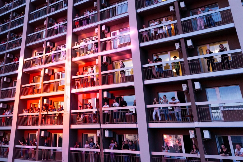 Зрители смотрели его из номеров отеля