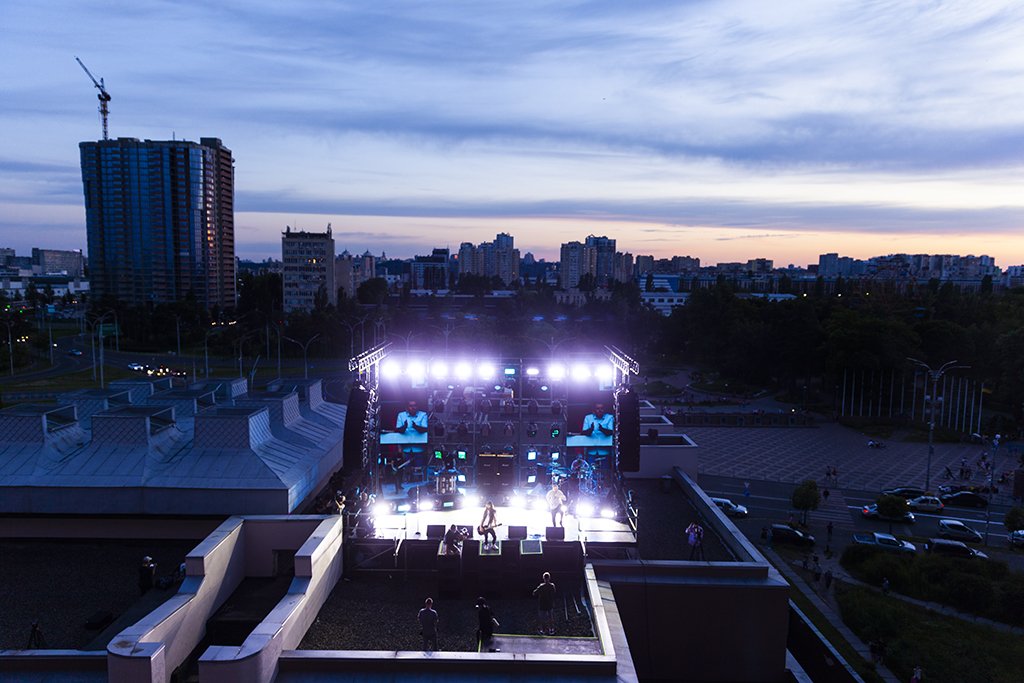 А сцена располагалась на крыше соседнего здания