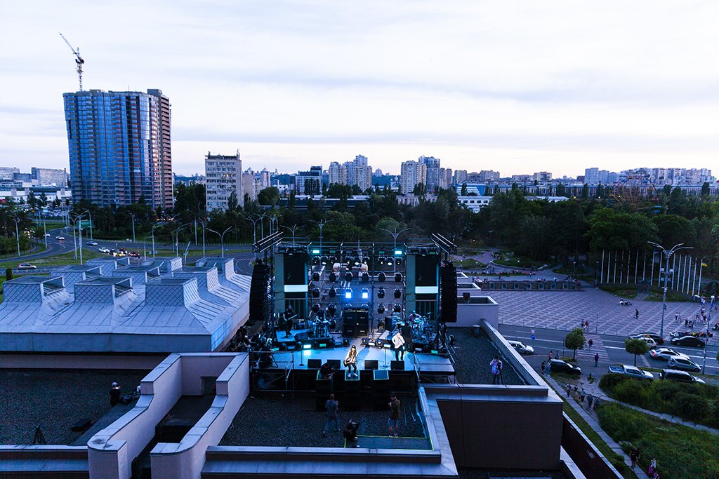 Сцена, которую собрали на крыше отеля для их вертикального концерта, может функционировать все лето