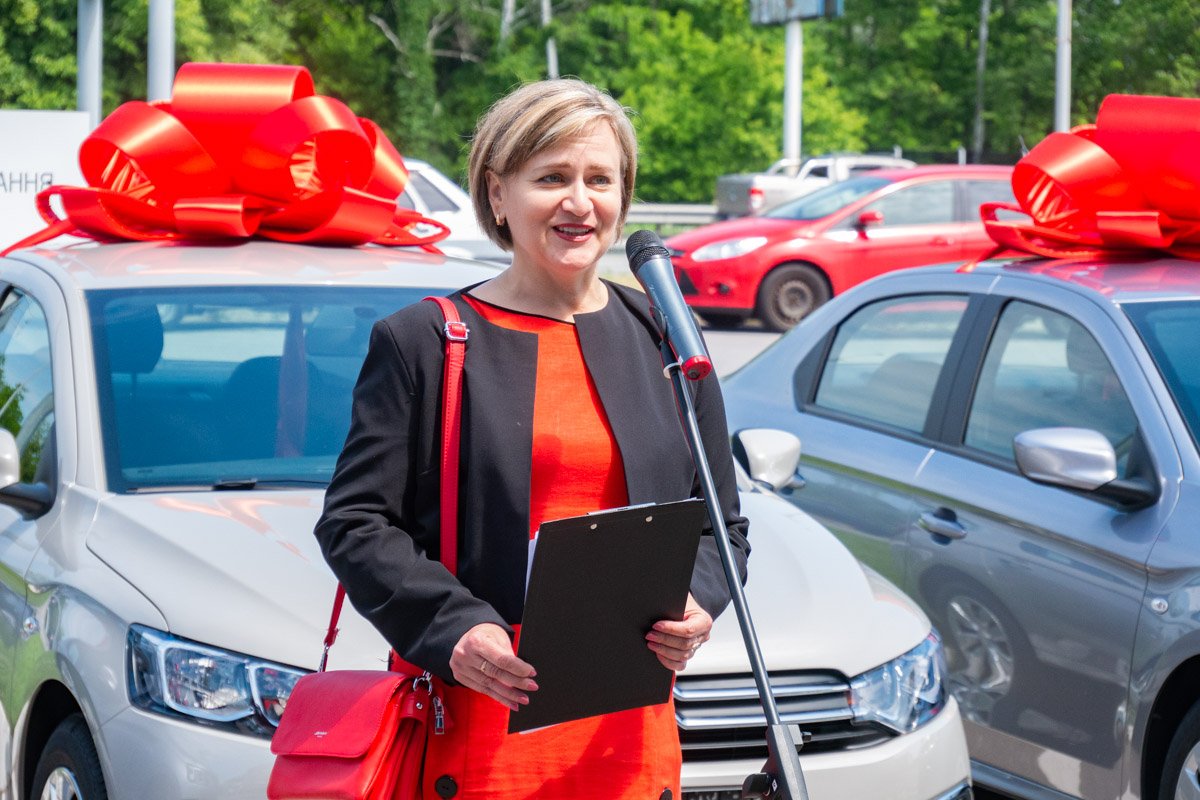 Ключи от автомобилей вручала управляющая "АТБ-Маркет" Любовь Венза