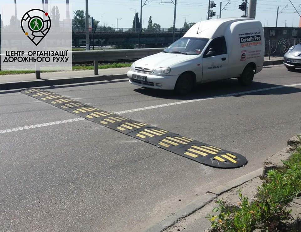 Установили устройствами принудительного снижения скорости