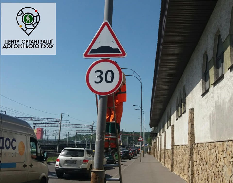 Также установили дорожные знаки