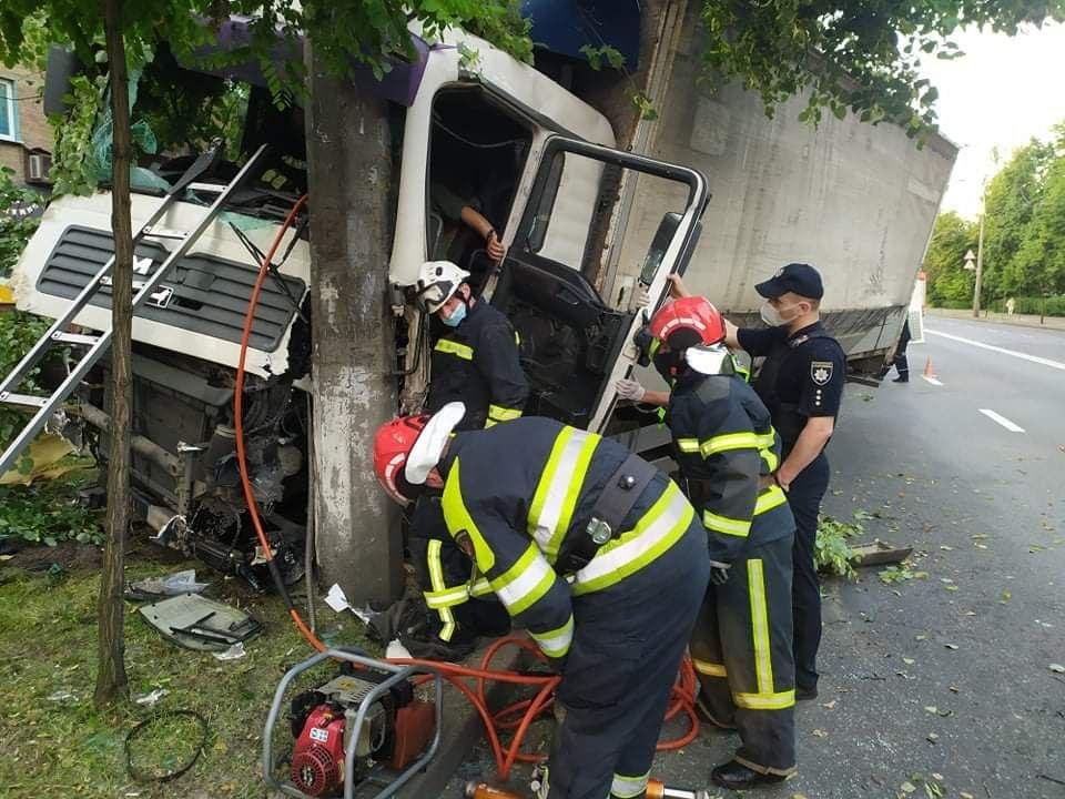 Спасатели доставали водителя с помощью специальной техники