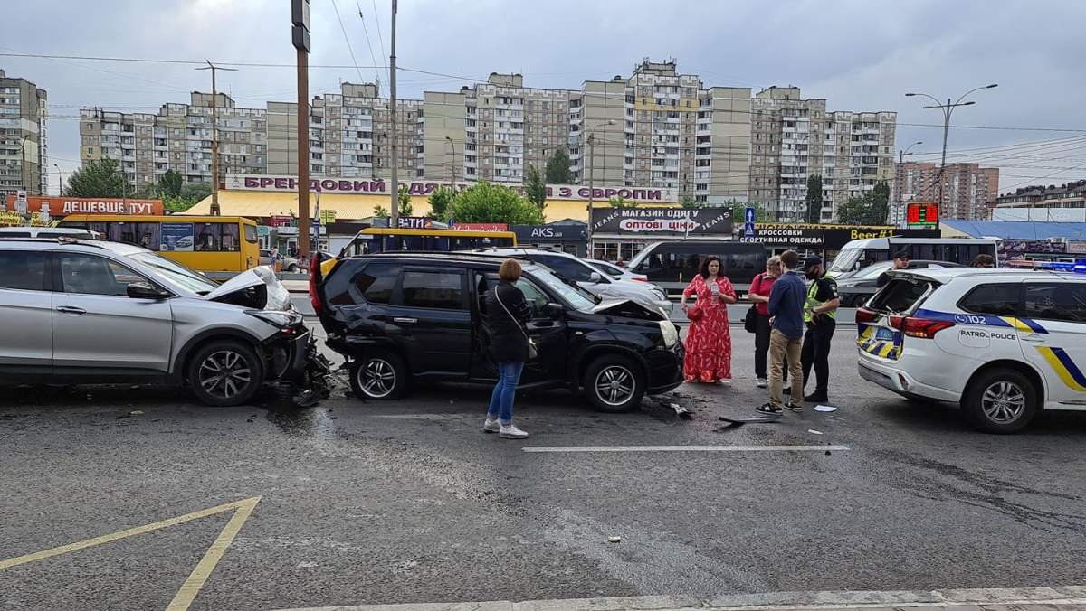 В воскресенье, 14 июня, на проспекте Палладина произошло двойное ДТП