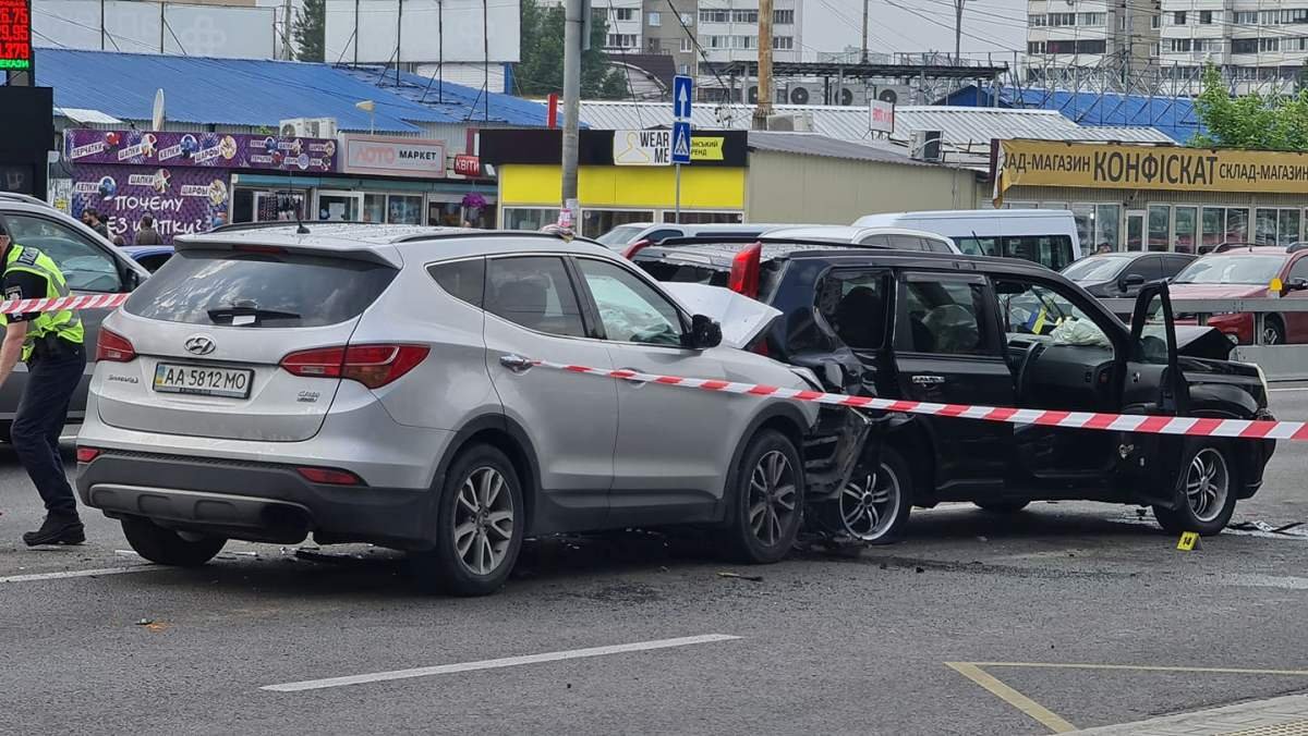 Во время оформления первого в автомобиль Nissan влетел Hyundai Santa Fe