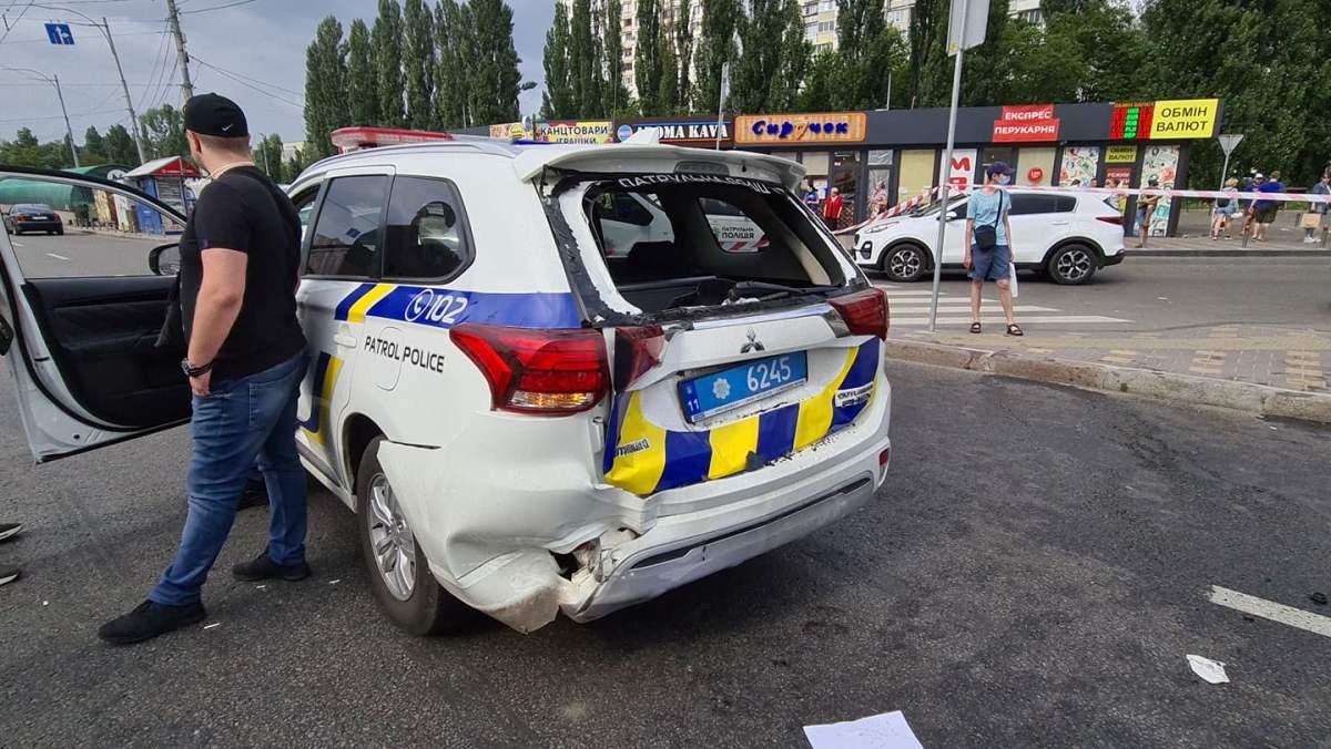Полицейская находилась между служебным автомобилем Mitsubishi Outlander и Nissan