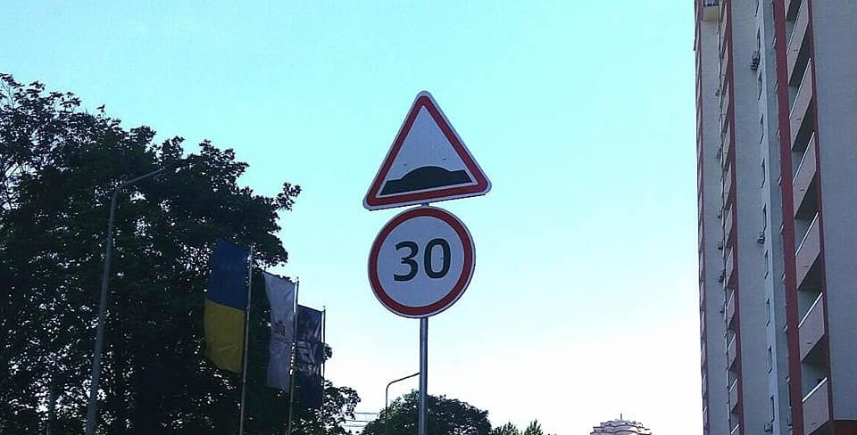 Там установили соответствующие дорожные знаки с табличками