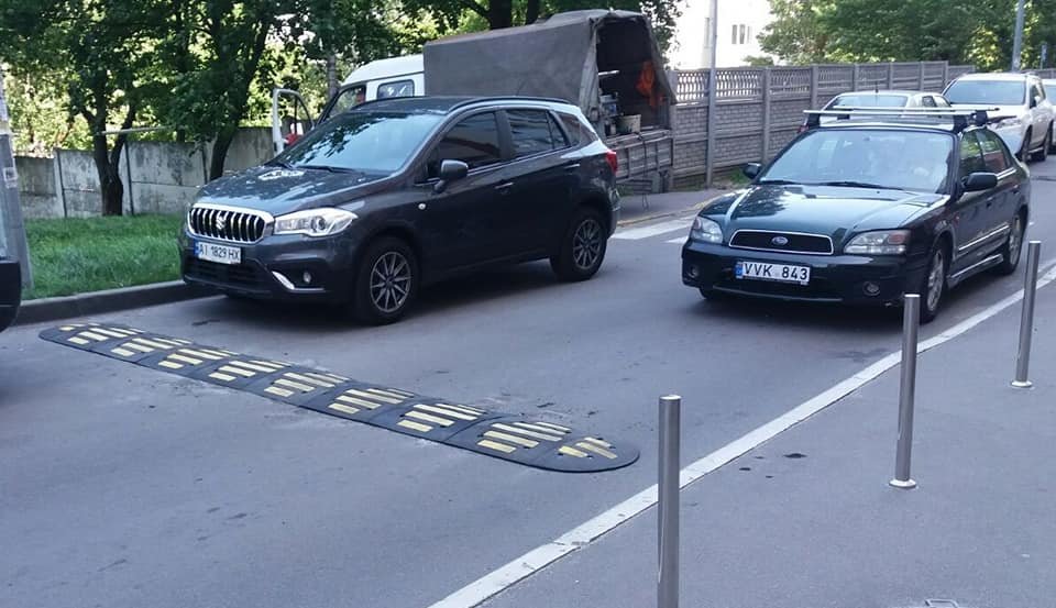 И с обеих сторон защитили переходы «лежачими полицейскими»
