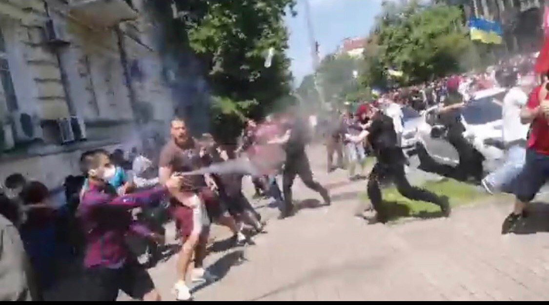 В Киеве журналисты вышли на акцию за свои права: что происходит под Офисом Президента 2