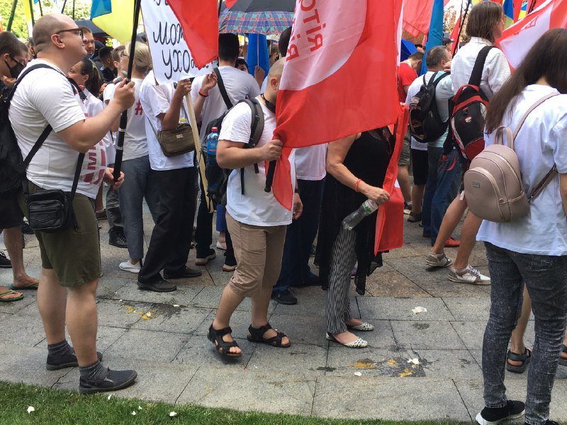 В Киеве журналисты вышли на акцию за свои права: что происходит под Офисом Президента 8