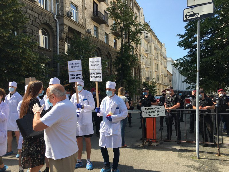 В Киеве журналисты вышли на акцию за свои права: что происходит под Офисом Президента 13