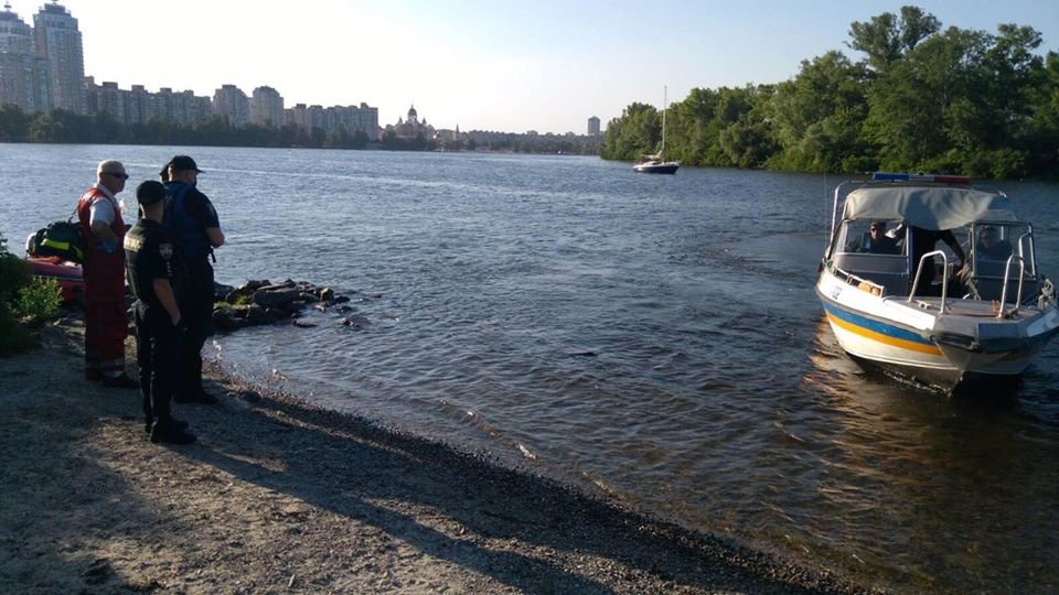 Водолазы нашли тело мужчины на глубине 10 метров