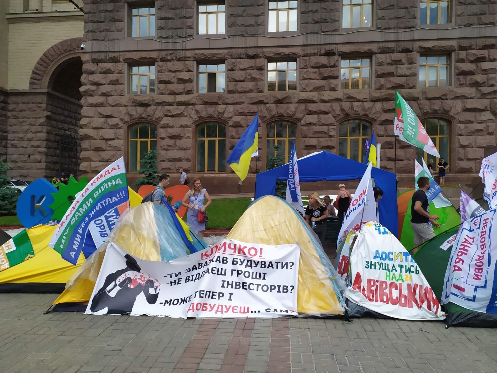 Палаточный городок под стенами КГГА