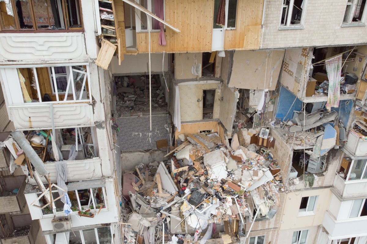 Несколько человек вытащили из-под завалов