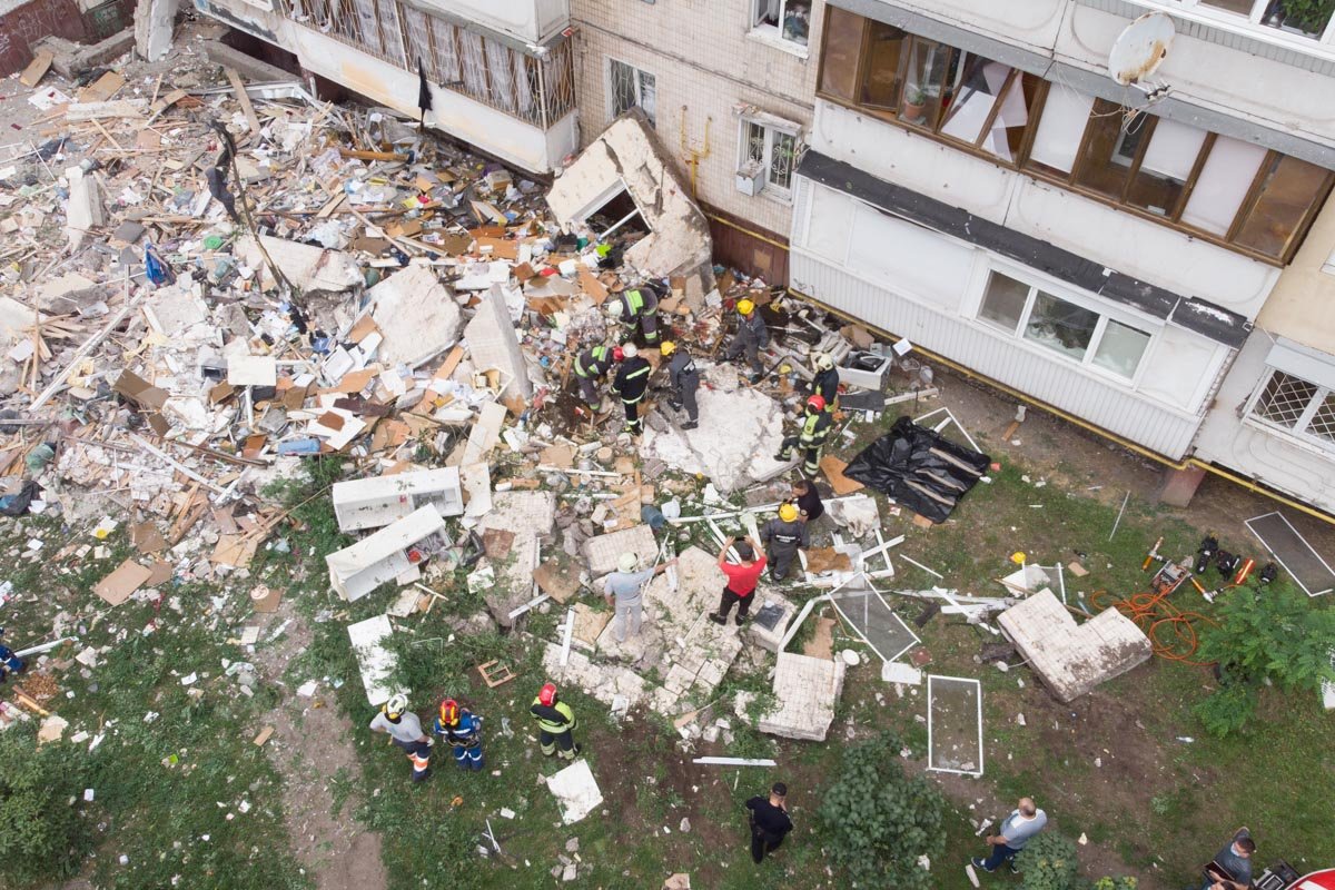 На месте работают сотни сотрудников спецслужб