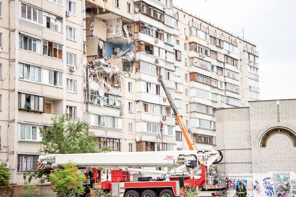 Спасатели ищут под завалами людей