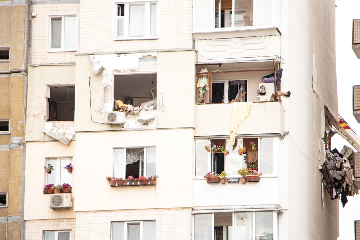 Это фото дома со стороны двора: здесь повреждения не так заметны