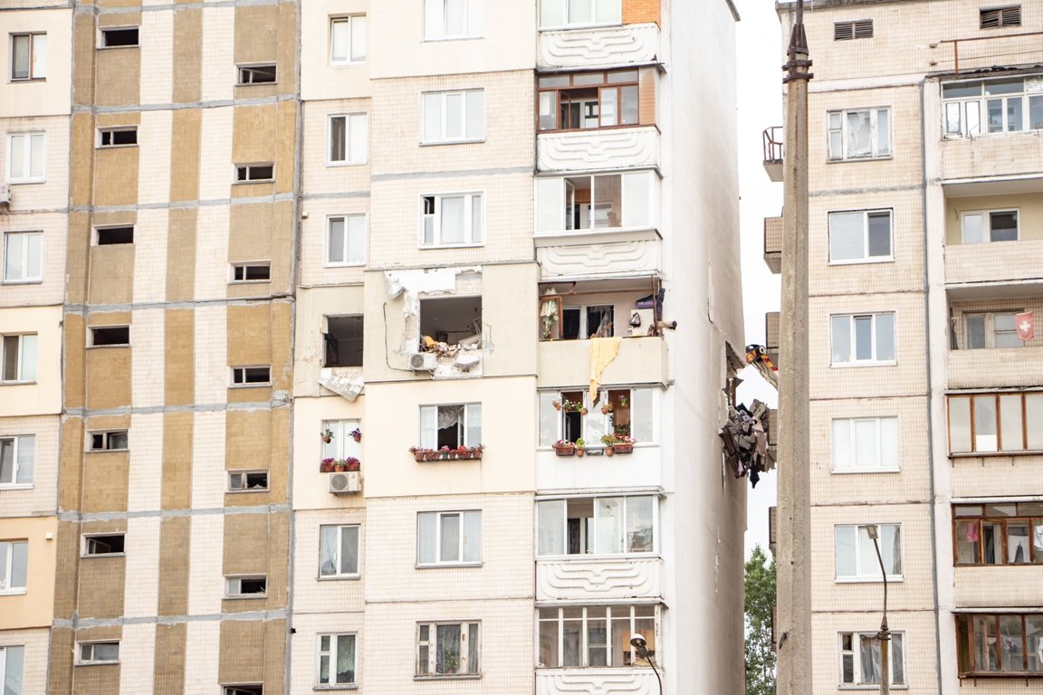 Обратите внимание на стену подъезда слева на фото от места взрыва: она буквально готова сложиться пополам