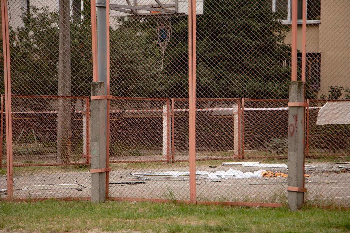 Осколки стекла и оконные рамы разбросаны по всему двору