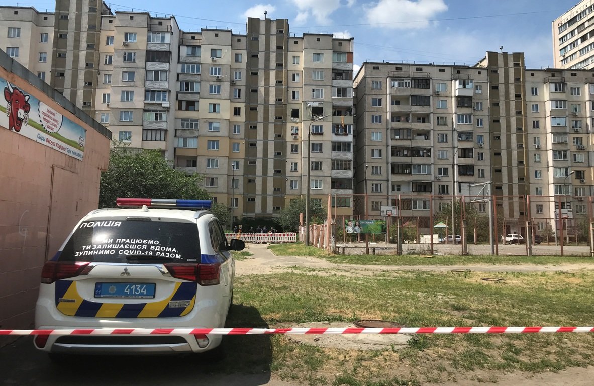 Весь периметр огражден лентой