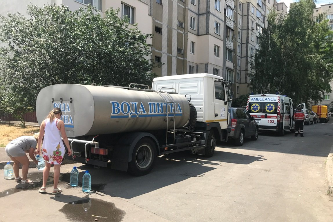 Во двор организовали подвоз питьевой воды, дежурит скорая