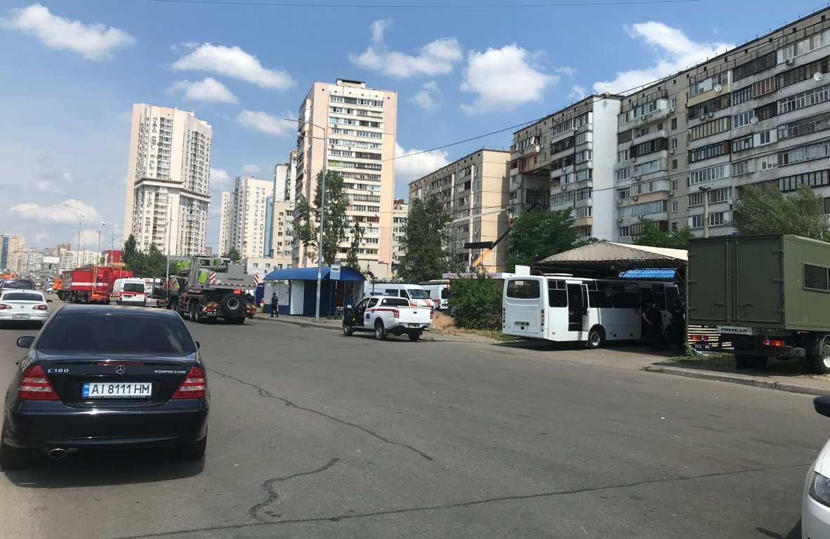 Проезд по улице Григоренко организован только для спецтранспорта