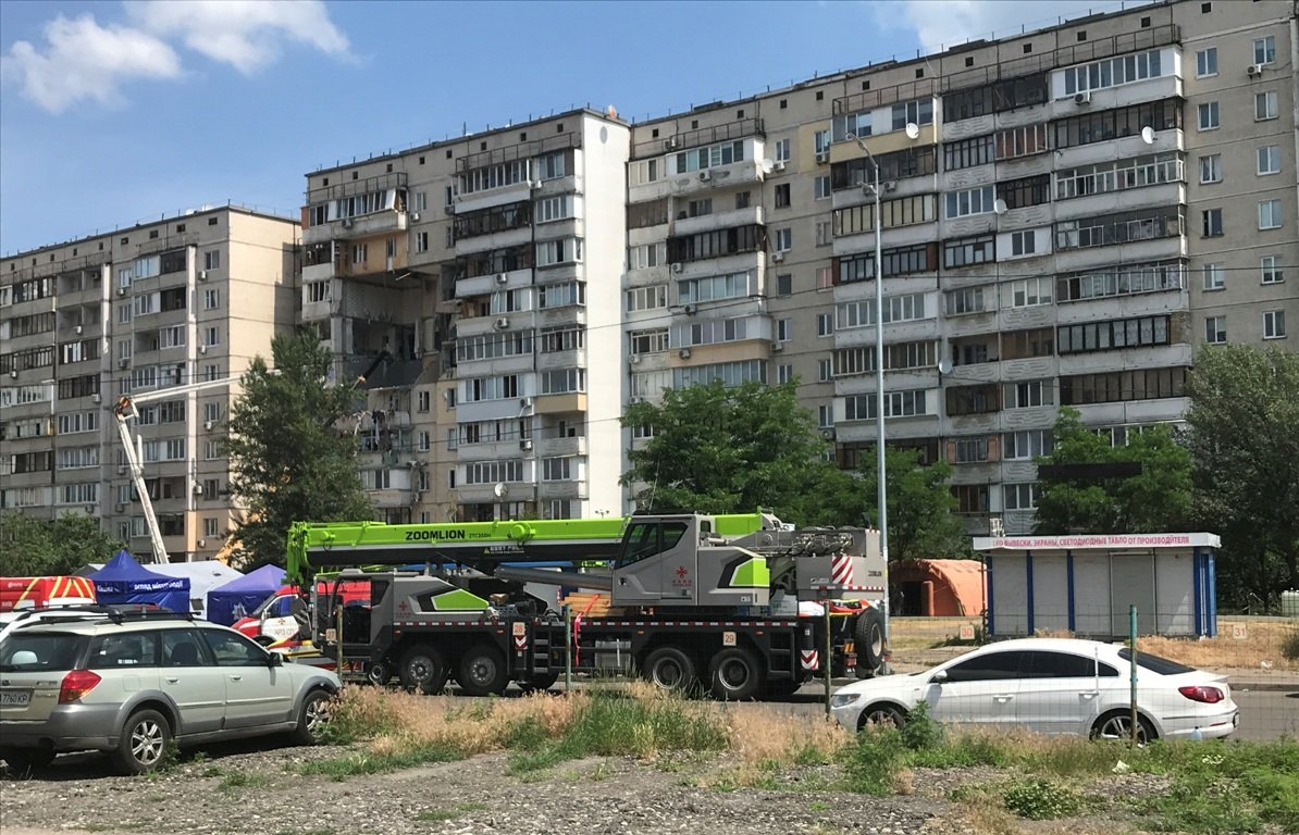 На фото видно, что спасатели разобрали уже несколько этажей