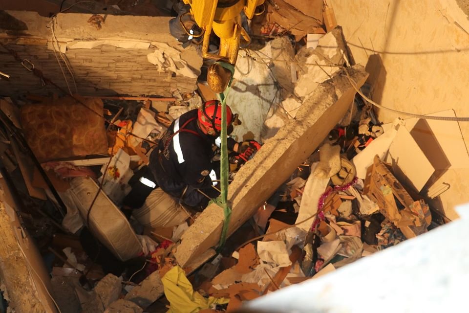 Спасателям приходится работать вручную