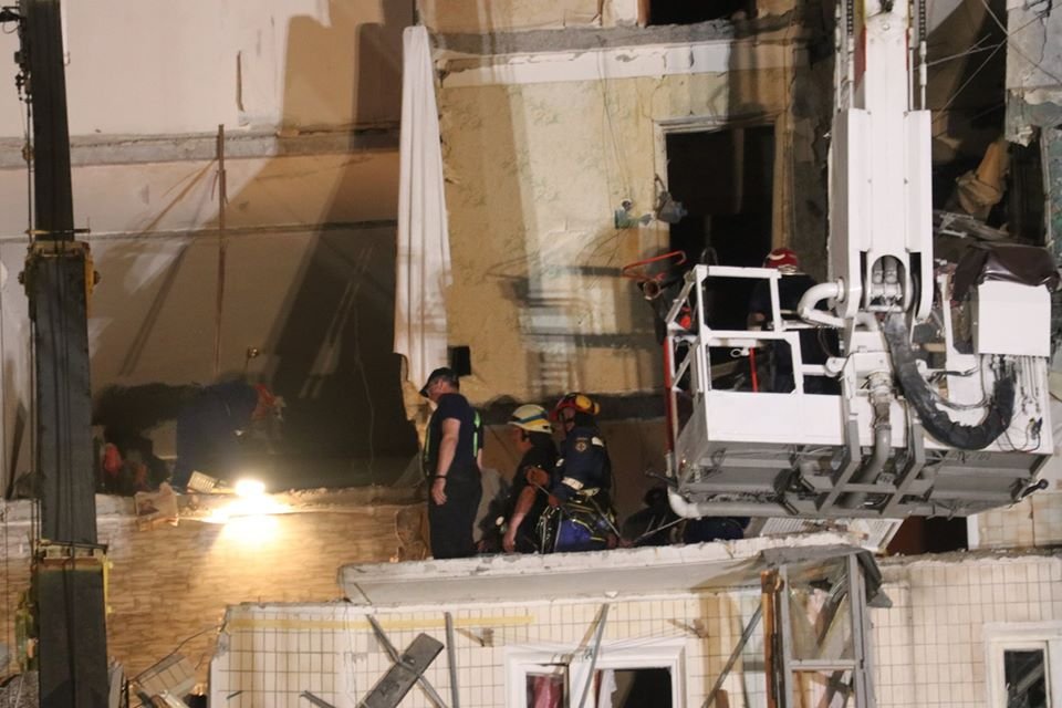 На месте трагедии работает 211 человек