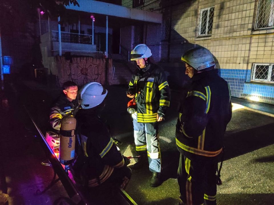 В Киеве загорелось общежитие КНУ имени Шевченко со спящими студентами 1