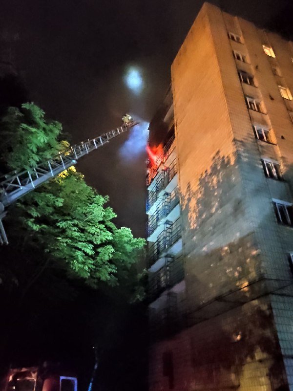В Киеве загорелось общежитие КНУ имени Шевченко со спящими студентами 2