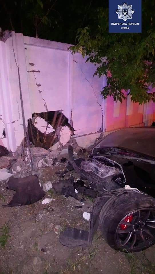 В Киеве пьяная женщина на Honda влетела в бетонный забор 1